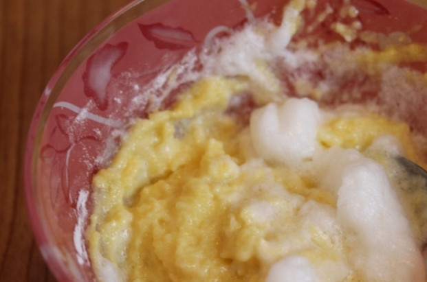 1. Этап. Самурайский пудинг: Добавьте взбитые и растертые яйца в смесь для пудинга.