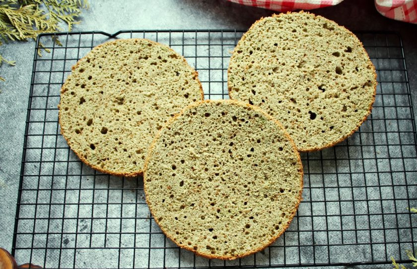 1. Этап. Бисквит с чаем матча: Остывший бисквит выложите в пакет и уберите в холодильник на 6 часов, после чего его можно разрезать.