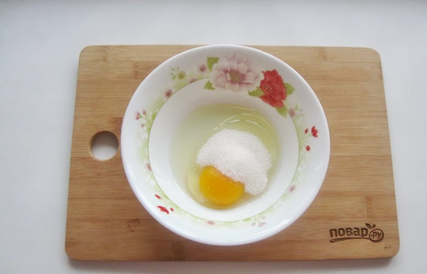 1. Этап. Вафли на простокваше: Добавьте сахар и ванильный сахар.