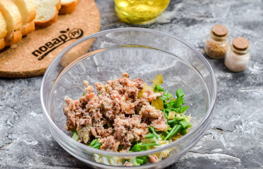 1. Этап. Запеченные бутерброды с рыбой: Рыбные консервы откройте, слейте жидкость, рыбу разомните вилкой. Используем сардину.