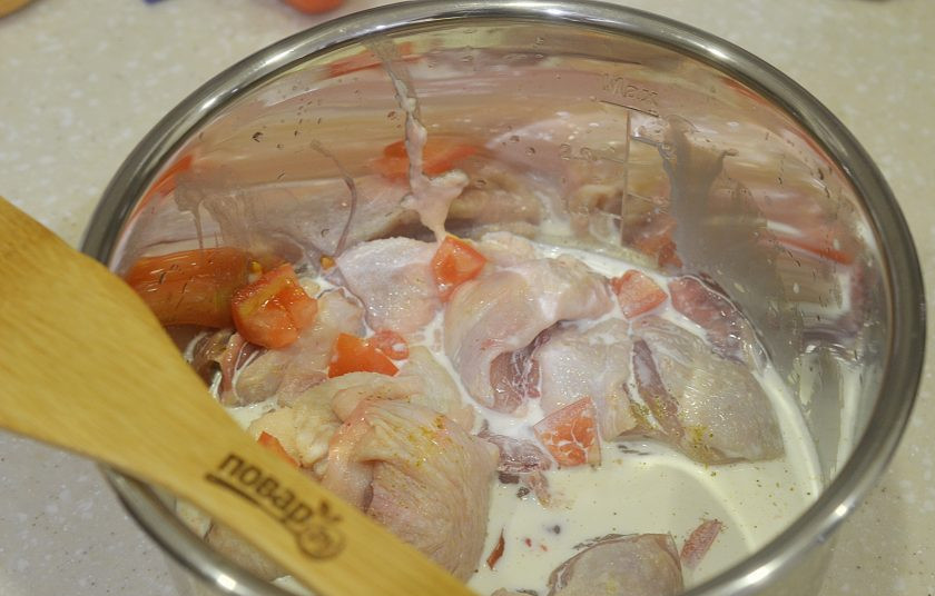 1. Этап. Курица в сливках в мультиварке: 4. Положите курицу и помидор в чашу мультиварки, посолите и залейте сливками. Готовьте на режиме 