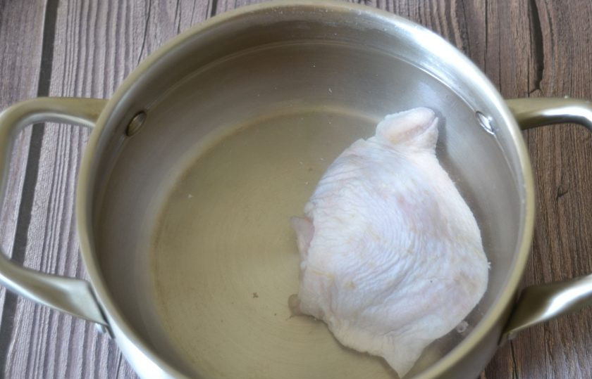 1. Этап. Суп из сыроежек: Налейте в кастрюлю воду, добавьте куриное бедро, сварите бульон.