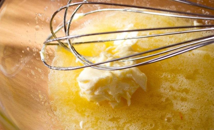 1. Этап. Кексы простые на молоке: 5. Масло заранее достаю из холодильника, использую размягченное, кладу в миску к яйцам и взбиваю венчиком.