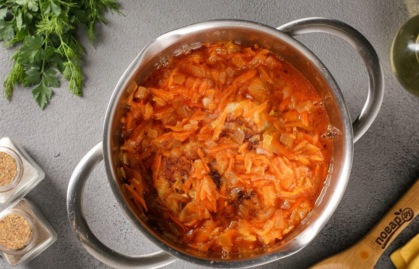 1. Этап. Тефтели из судака: Залейте тефтели полученным соусом, накройте крышкой и тушите на небольшом огне 10-15 минут.