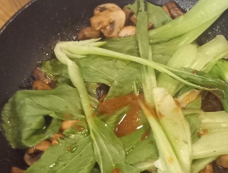 1. Этап. Грибная лапша с пак-чой: Тем временем, сделать мисо соус, смешав мисо-пасту, бальзамик и оставшееся кунжутное масло. Влить мисо соус в грибную смесь. Перемешать в течение 30 секунд.