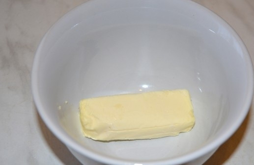 1. Этап. Заливной пирог с капустой: 2. Из холодильника достаю сливочное масло, отрезаю необходимый кусочек, перекладываю его в тарелку и оставляю при комнатной температуре.