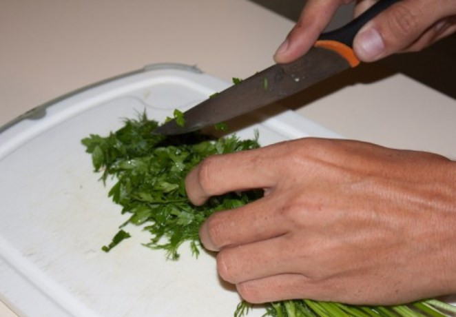 1. Этап. Куриная грудка в омлете: Измельчите зелень.