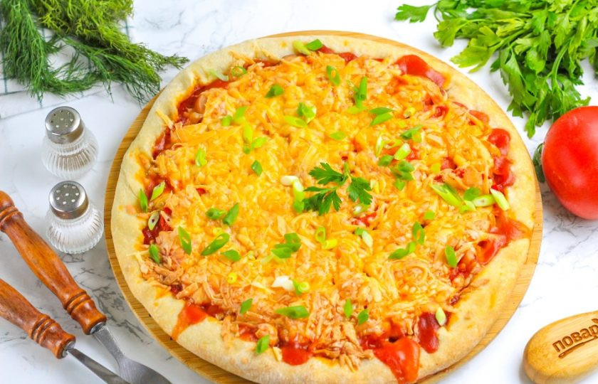 1. Этап. Быстрая пицца: Готовую пиццу выложите на тарелку или доску и дайте слегка остыть, а после — нарежьте порционными ломтиками, используя острый нож. По желанию — присыпьте измельченной зеленью. Приятного вам аппетита!