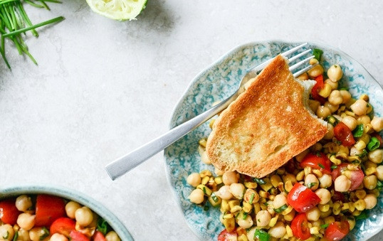 1. Этап. Cалат с нутом: 5. Перемешайте все как следует и отправьте минут на 30-40 в холодильник. Вот и все, салат с нутом в домашних условиях можно подавать к столу.