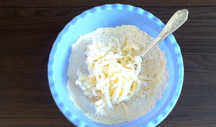 1. Этап. Киш с малиной: Натрите в чашу с мукой холодное масло.