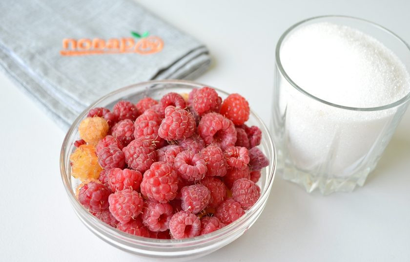 1. Этап. Малина с сахаром: 1. Подготовьте ягоды и сахар. Малину мыть не нужно, достаточно перебрать от порченных ягод, листочков и веточек.