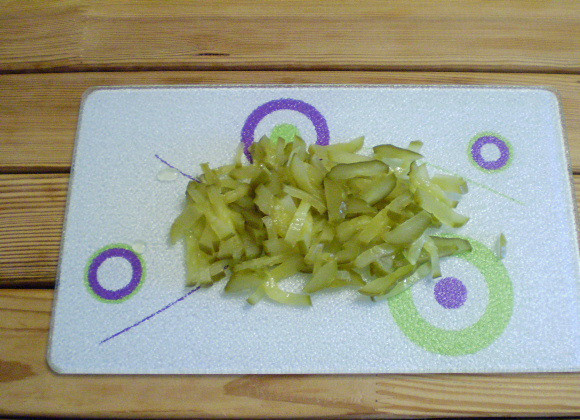 1. Этап. Картошка с солеными огурцами: 6. Пока варится картофель, нарезаем огурцы, соломкой или кубиками.