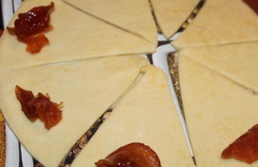 1. Этап. Дрожжевые рогалики: На широкий край треугольника выкладываем густое варенье.