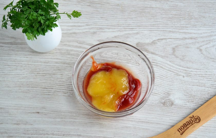 1. Этап. Свинина в медовой глазури на Новый год: Тем временем для соуса смешайте мед, лимонный сок и кетчуп. Пропорции можете менять в зависимости от своих вкусовых предпочтений. Но советую количество меда не уменьшать, тогда мясо получится действительно в глазури. Вместо кетчупа можно использовать джем, например, клюквенный. Он кисло-сладкий и будет хорошо сочетаться со вкусом мяса. Но мне кажется, что в сочетании с медом соус получается уж слишком сладким и нет баланса вкуса. Поэтому мне больше нравятся томатные соусы.