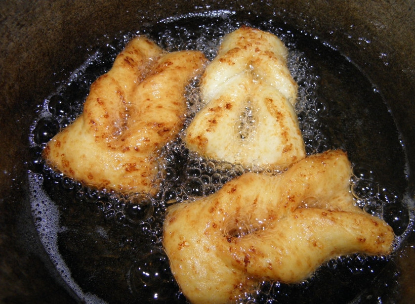 1. Этап. Вергуны на творожном тесте: Очень хорошо разогрейте фритюр для вергунов. Осторожно кладите их в кипящее масло и жарьте до румяной корочки.