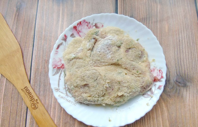 1. Этап. Отбивные в чесночно-укропном маринаде: После обваляйте в панировочных сухарях.