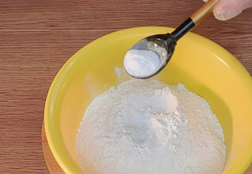 1. Этап. Сырные булочки с добавлением кабачка: 7. Муку смешиваем с разрыхлителем теста и содой.