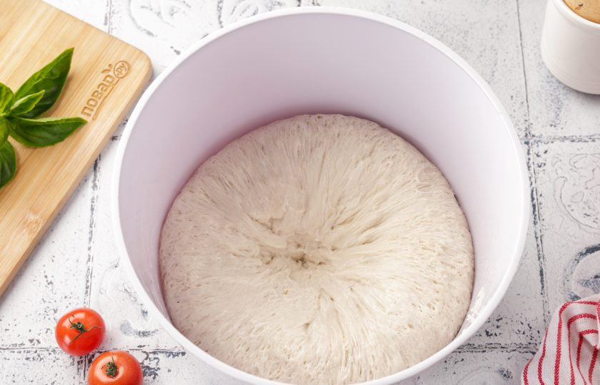 1. Этап. Пицца Нью-йорк: Тесто необходимо обмять.