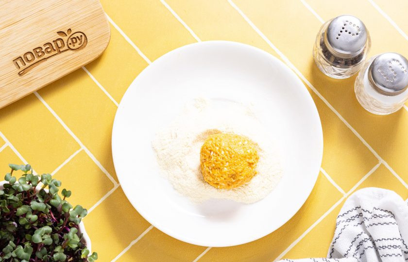 1. Этап. Фалафель из батата: Каждый обваляйте в кукурузной муке.