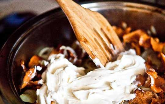 1. Этап. Картофель отварной с грибами: 7. Добавьте на сковороду сметану и аккуратно перемешайте.