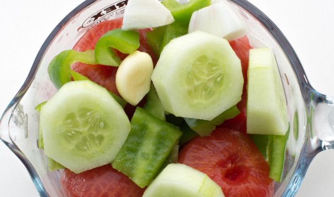 1. Этап. Томатный суп Гаспачо: 2. В чашу блендера выложите целые томаты (если большие, то нарежьте кусочками), добавьте огурцы, лук, чеснок, перец. Взбейте все до образования однородной массы, если нужно, добавьте немного холодной воды. Отправьте суп на несколько часов в холодильник.