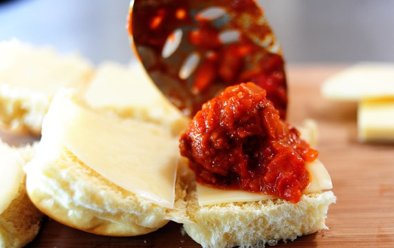 1. Этап. Мини-бургеры с фрикадельками: 5. Разрежьте булочки пополам, поместите внутрь бургера фрикадельку и ломтик плавленого сыра.