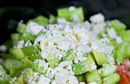 1. Этап. Овощной салат с авокадо: 5. Осталось добавить немного Феты.