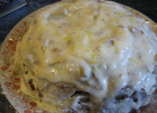 1. Этап. Пряничный торт (рецепт без выпечки): 5. Оставшимся кремом заполняем все пустоты между слоями и заливаем торт сверху.