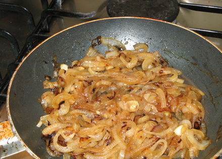 1. Этап. Сморчки, жареные с картошкой: Лук моем, чистим, режем полукольцами. Обжариваем на растительном масле, до золотистого цвета.