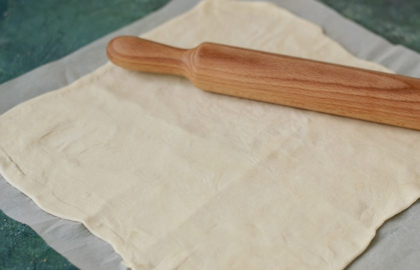 1. Этап. Слоеные булочки с кардамоном и корицей: Раскатайте тесто в прямоугольник толщиной 3-4 мм.