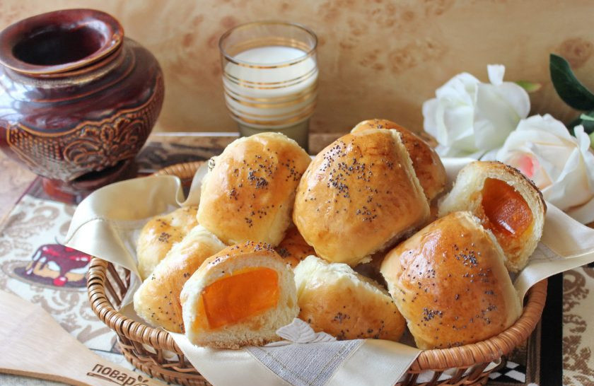 1. Этап. Булочки с мармеладом: Готовые булочки достаньте из духовки, охладите и подавайте к чаю.