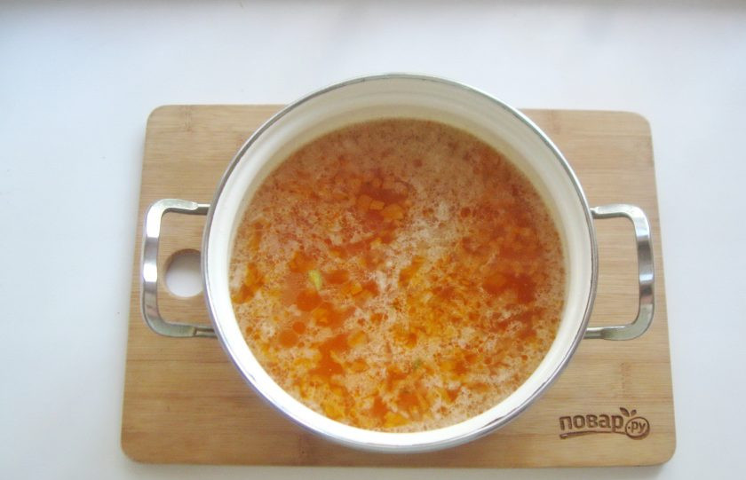 1. Этап. Суп Харчо с пшеном: Варите пшено до готовности, после добавьте измельченные помидоры и томатную пасту.