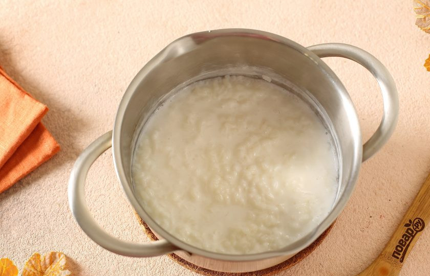 1. Этап. Рисовая каша с персиками: Поставьте кастрюлю на плиту и варите на небольшом огне около 20 минут, пока рис не станет мягким.