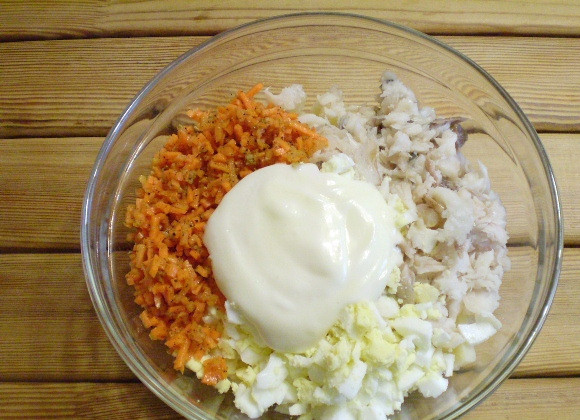 1. Этап. Салат Обезьянка с корейской морковкой: Сложите ингредиенты салата в салатник и заправьте майонезом. Откорректируйте соль-перец.