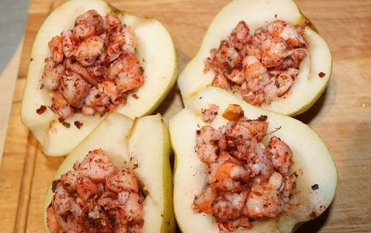 1. Этап. Груша, запеченная с креветками и сыром: 8. Груши заполните креветками. Укладывайте их поплотнее, чтобы начинки было достаточно.