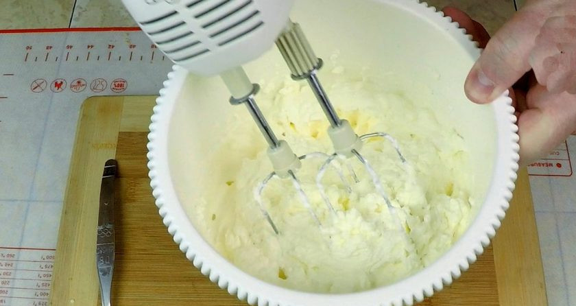 1. Этап. Бисквит Зу-Зу: Начинка: сливки жирностью не менее 30 процентов я взбиваю на малых оборотах миксера вместе с сахарной пудрой до пикового состояния.