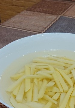 1. Этап. Картофель фри моей мечты: 4. Нарезанный картофель необходимо хорошо промыть. Залейте брусочки холодной водой. В самом начале вода может быть мутной. Это «вычищается» крахмал. Лучше всего сменить еще раз воду, пока вода не станет прозрачной. Оставьте брусочки в воде на 25-30 минут.
