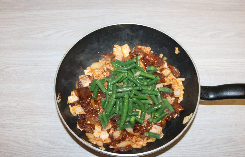 1. Этап. Гуйру лагман: Следом добавьте фасоль, обжаривайте 2 минуты.