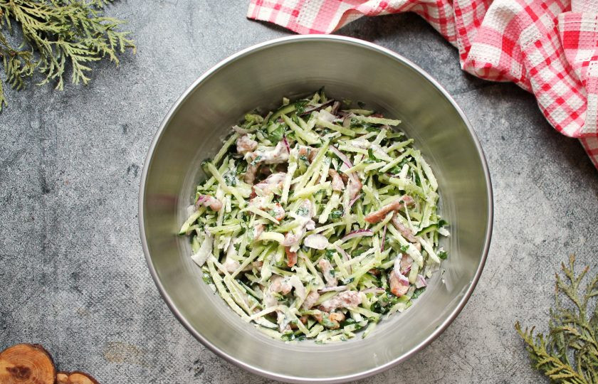 1. Этап. Салат из редьки с жареным мясом: Яйца порежьте и добавьте в салатник. Заправьте салат майонезом, посолите и перемешайте.