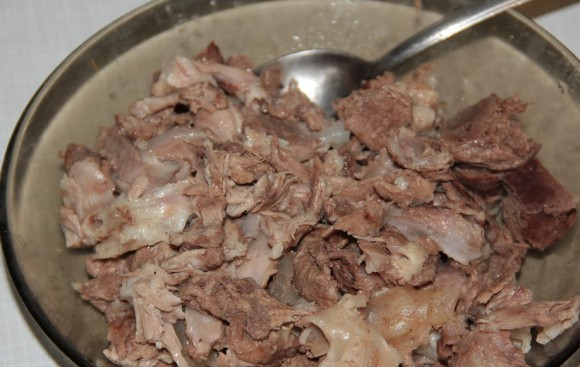 1. Этап. Сорпа по-казахски: Снимаем мясо с костей, нарезаем на небольшие кусочки.