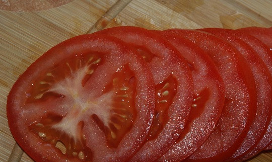 1. Этап. Рыба запеченная диетическая: 5. Вымыть, обсушить помидоры и нарезать колечками.