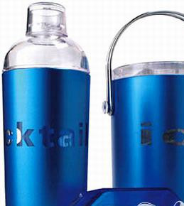 1. Этап. Магическая черешня: 3. В шейкер, наполненный льдом, залейте травяной ликер и гренадин, встряхивайте их, пока смесь не станет пениться.