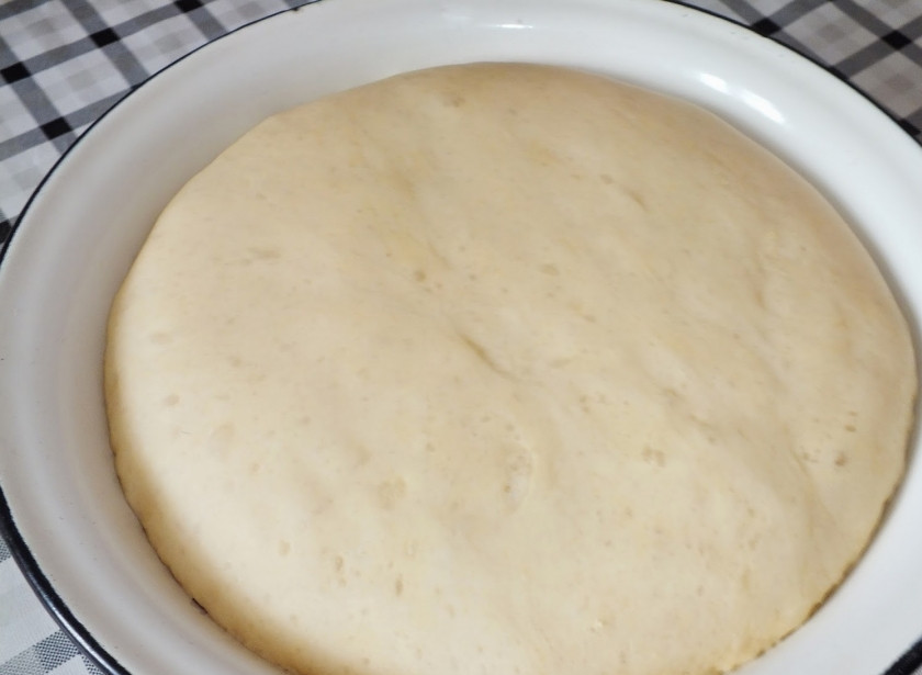 1. Этап. Дрожжевой пирог с повидлом: Через приблизительно полчаса тесто подойдет, его нужно будет обмять.