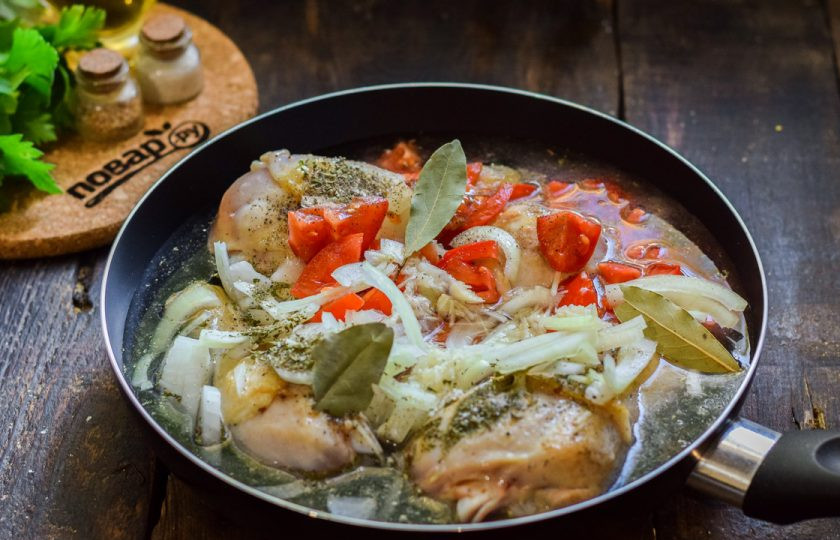 1. Этап. Диетический чахохбили из курицы: Влейте в сковороду воду, по желанию добавьте лавровый лист. Тушите курицу под крышкой 45-50 минут.