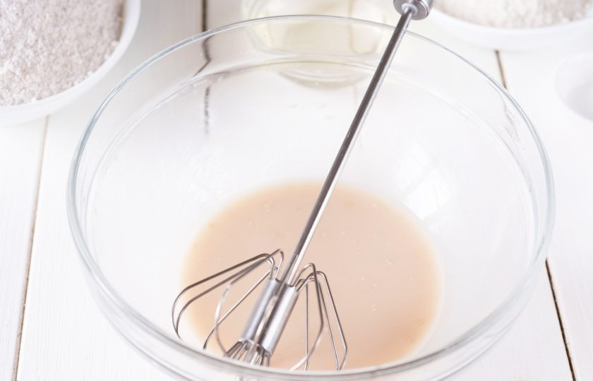 1. Этап. Ржаной хлеб на сыворотке: Венчиком эти ингредиенты перемешайте до полного растворения дрожжей.