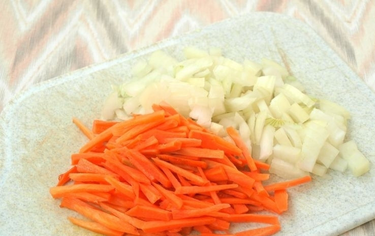 1. Этап. Овощной суп с кабачками: Морковь с луком почистите, помойте и нарежьте соломкой и кубиками соответственно.