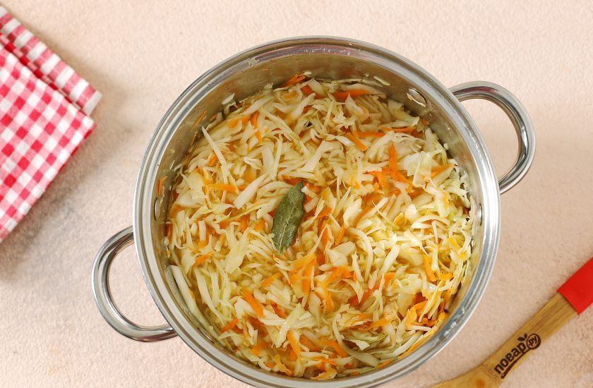 1. Этап. Капуста Бомба в горячем рассоле: Залейте горячим рассолом капусту, выложите сверху тарелку, установите груз и оставьте при комнатной температуры до остывания.