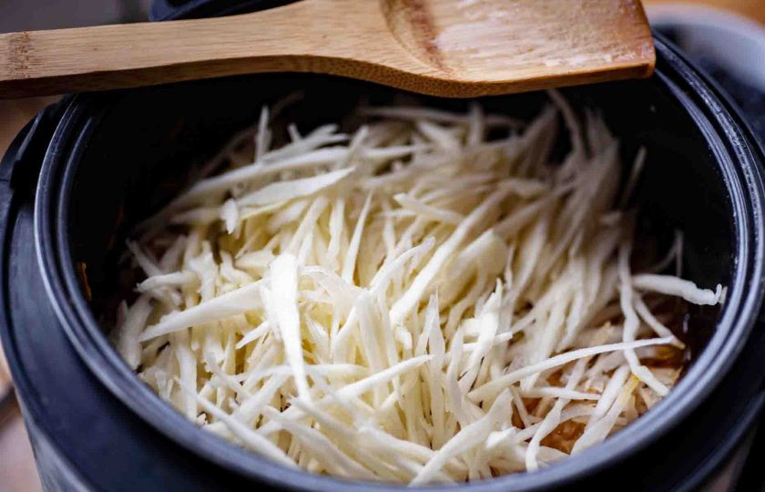 1. Этап. Бигус с черносливом в мультиварке: Поверх выложите нашинкованную капусту и запустите режим 