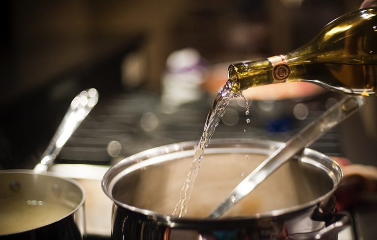 1. Этап. Ризотто со шпинатом: Вливаем вино, уменьшаем огонь до среднего и продолжаем помешивать.