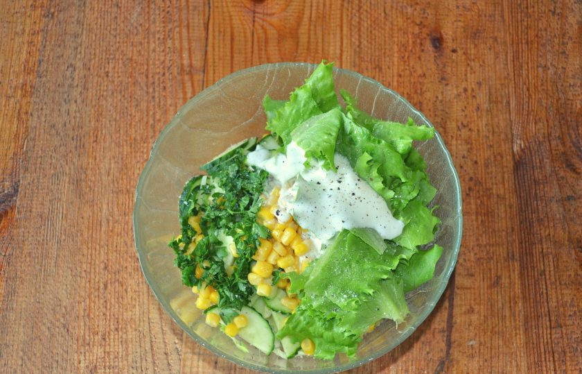 1. Этап. Салат с капустой, огурцами и кукурузой: Заправьте сметаной, посолите и поперчите по вкусу.